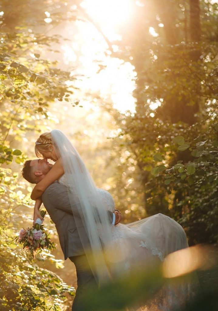wedding photographer in process