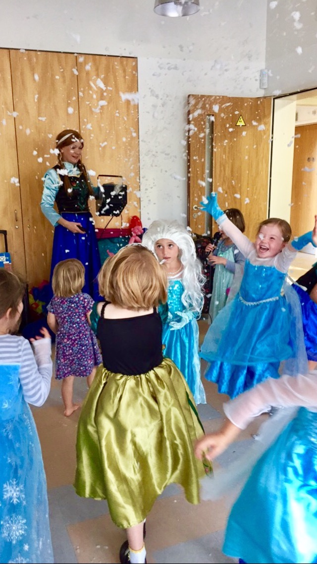 Singing Snow Queen/Princess & Snow Machine, Disco, Magic, FUN