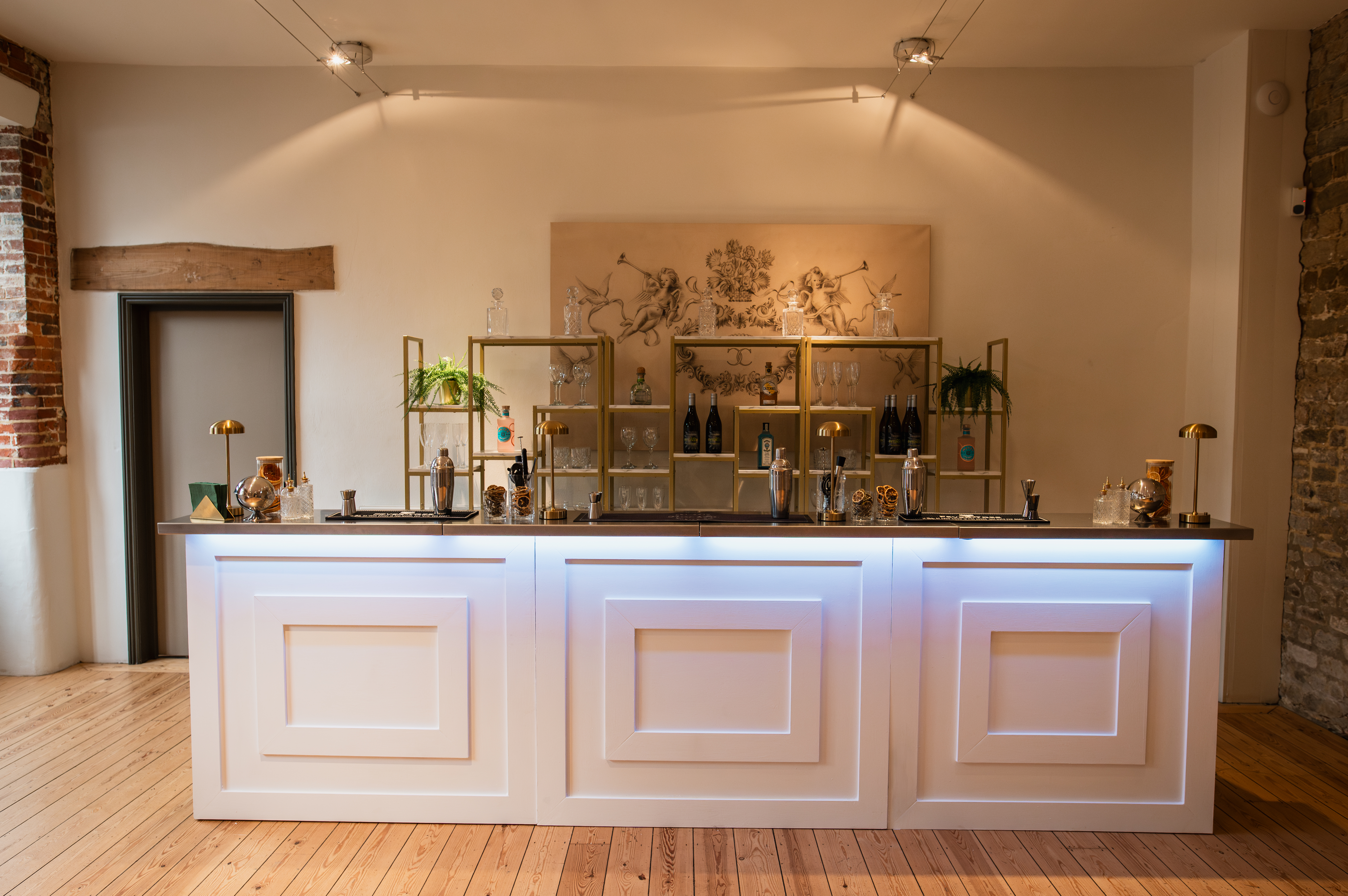 Beautiful Pop-Up Bar With Vast Menu Options