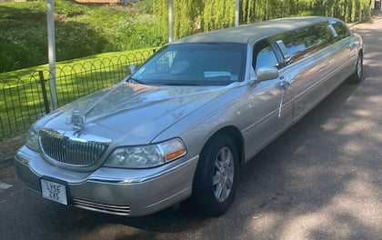 Lincoln Limousine with L-Shaped Luxurious Leather Seats