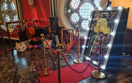 Hollywood Magic Mirror with Props & Unlimited Prints