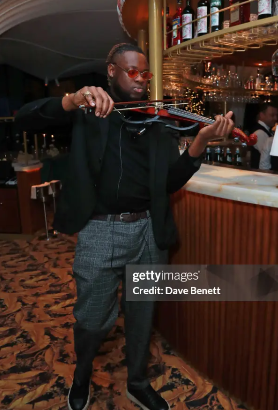 "4STRINGSZ" The Vogue Violinist