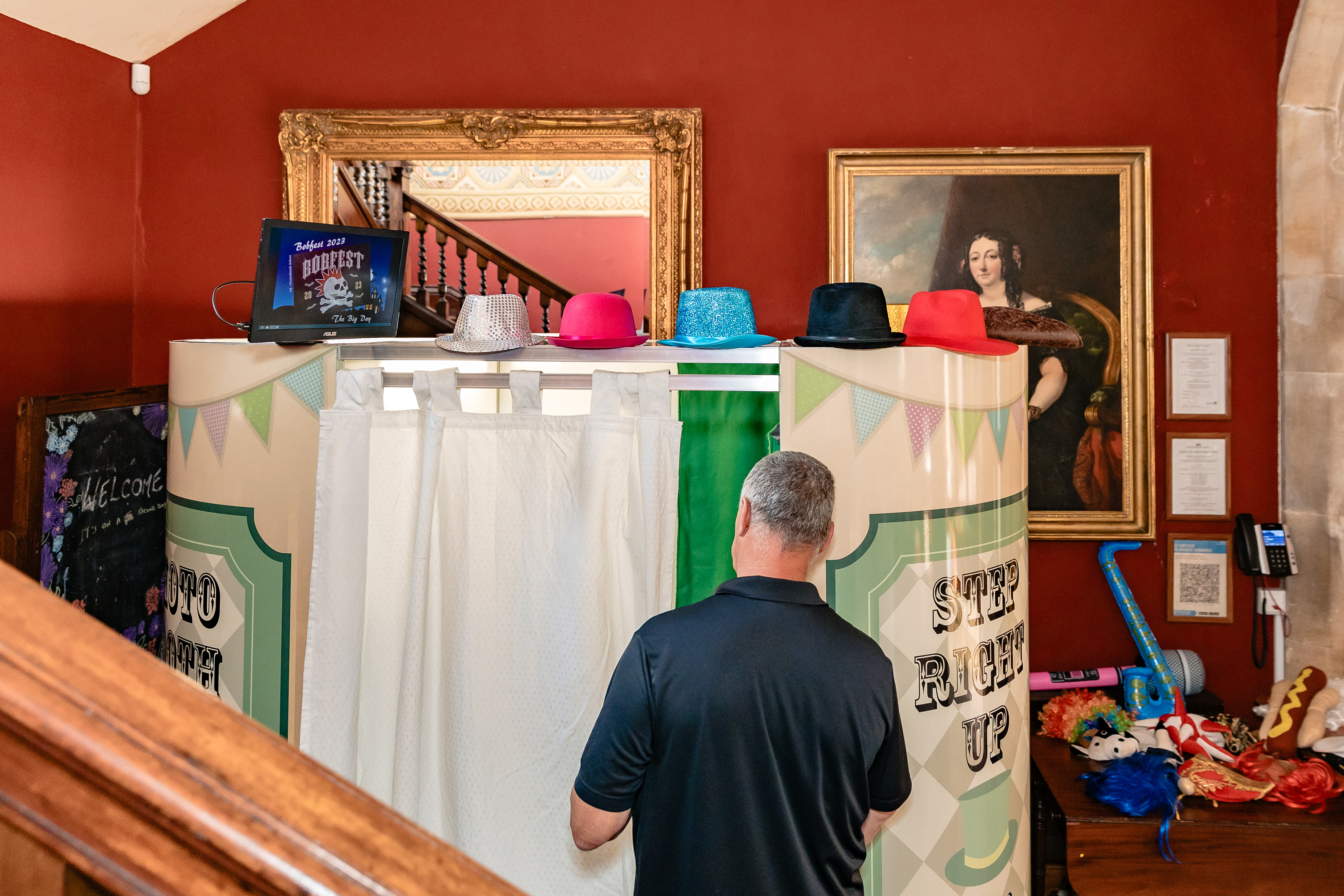 Enclosed Photo Booth with State-of-the-art Photographic Technology