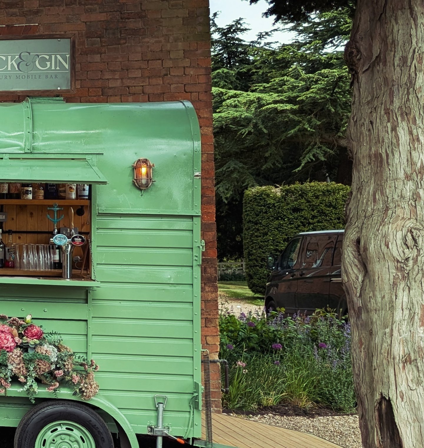 The Pop of Perfection Luxury Horsebox Bar