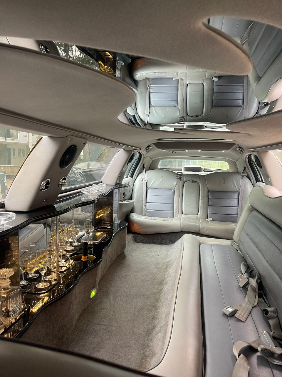 Silver Lincoln 8-Seater Stetch Limousine