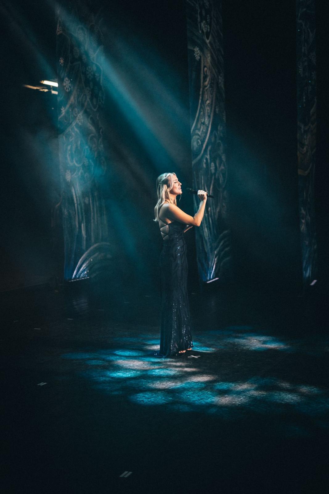 Versitile Singer Kirsten Fraser Bringing Good Vibes & Great Music