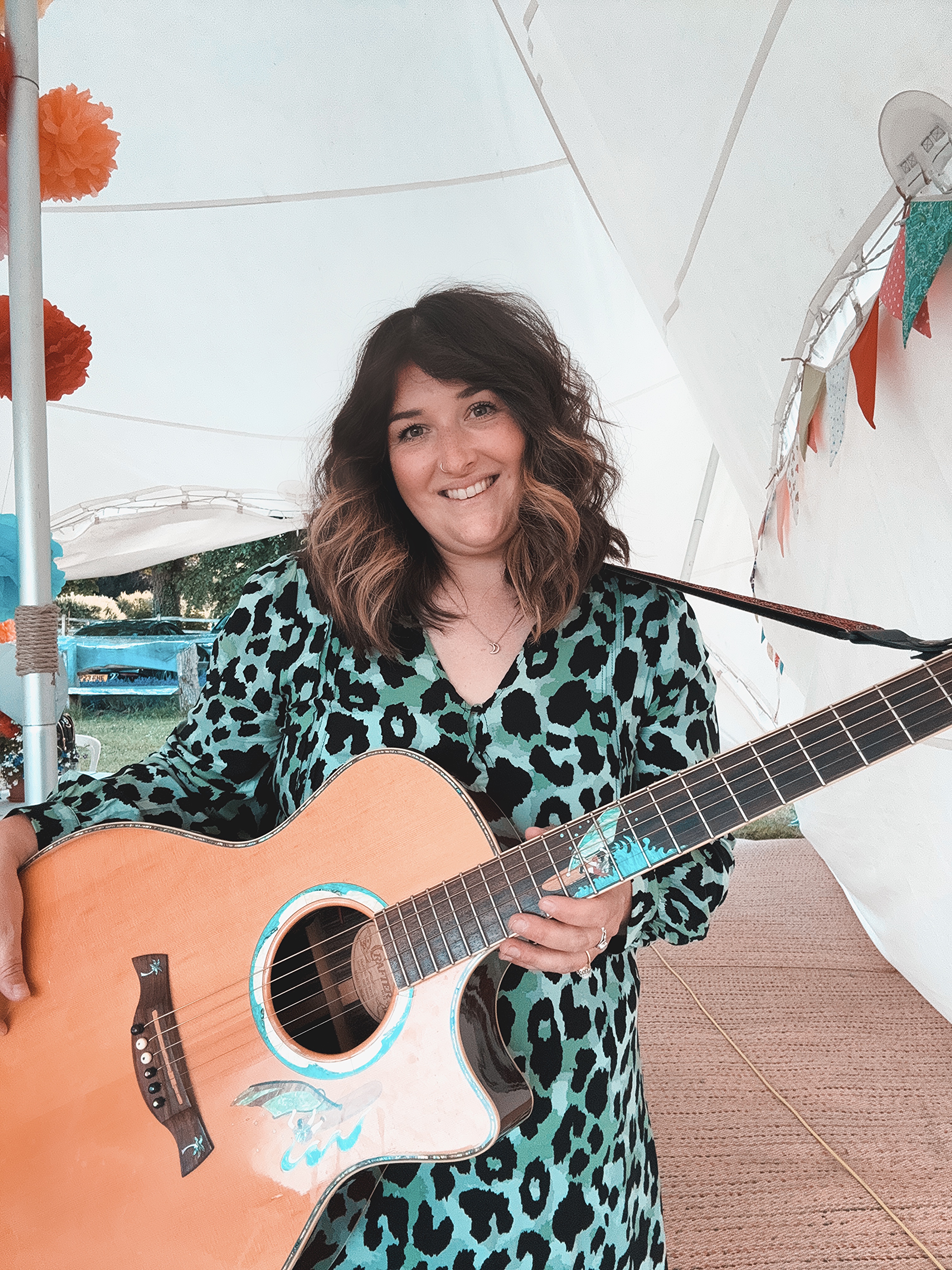 Isobel - Covers Singer & Guitarist 