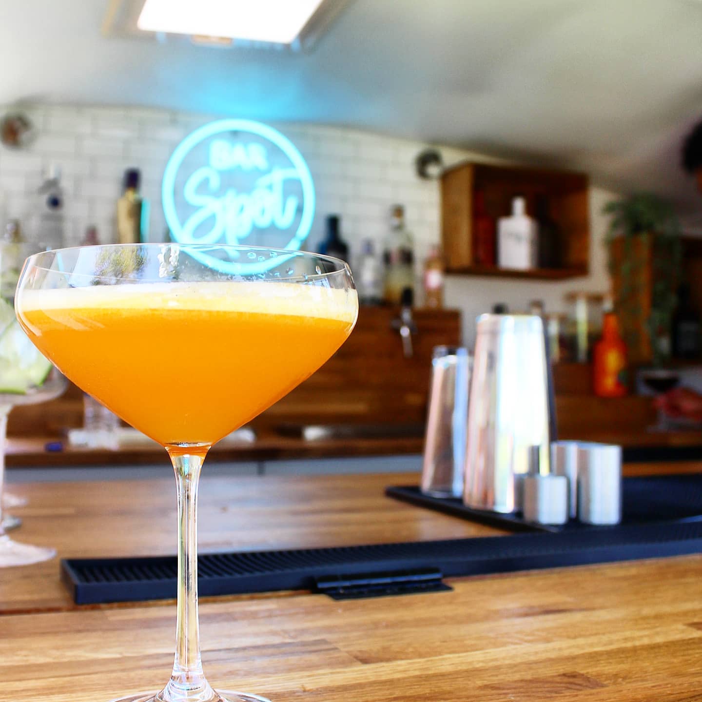 Fully Contained Caravan Bar Offers a Unique & Stylish Experience