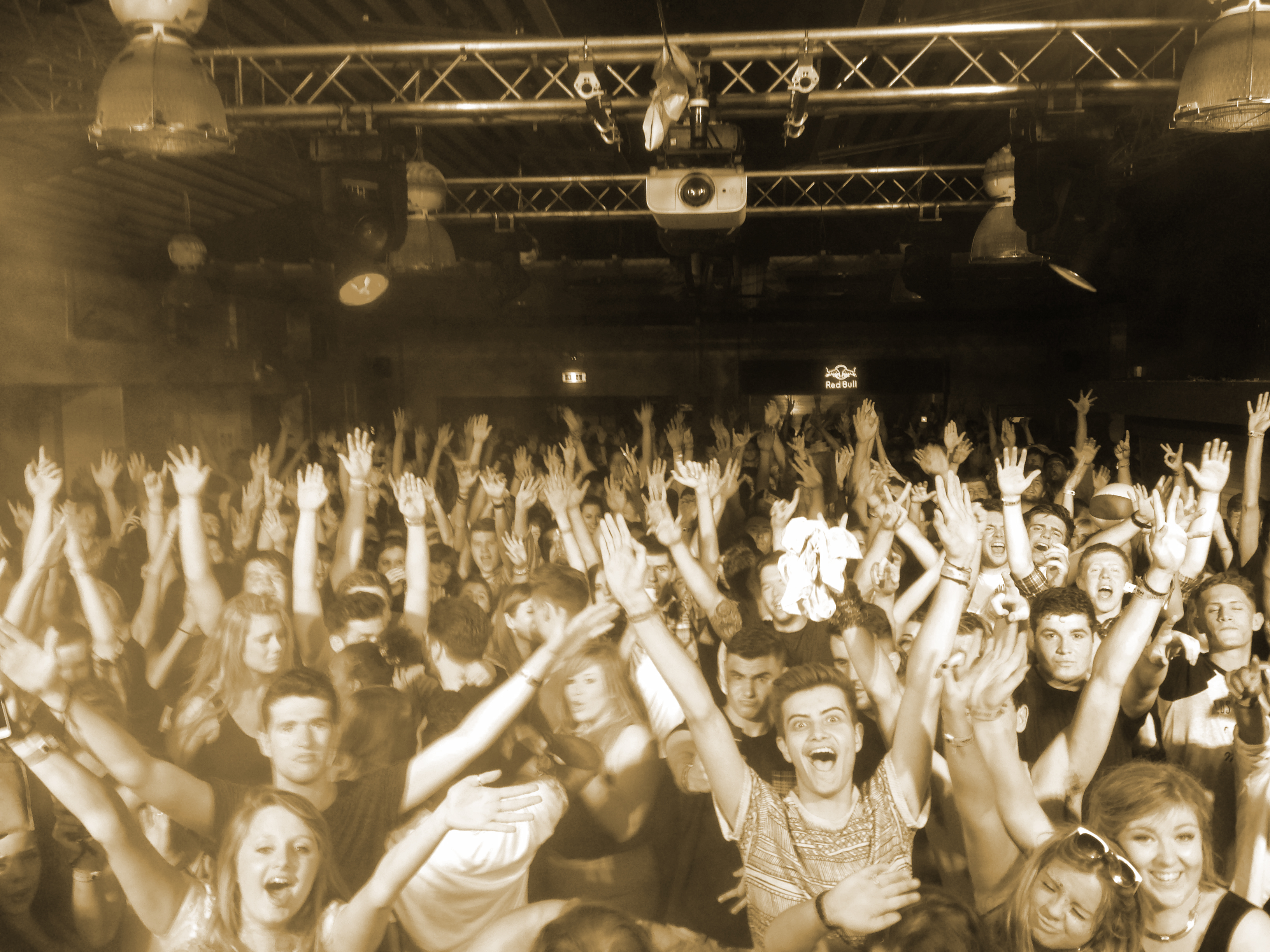 Versatile & Experienced DJ Who Perfectly Reads The Crowd