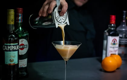 Professional Cocktail Bartenders To Craft Your Drinks
