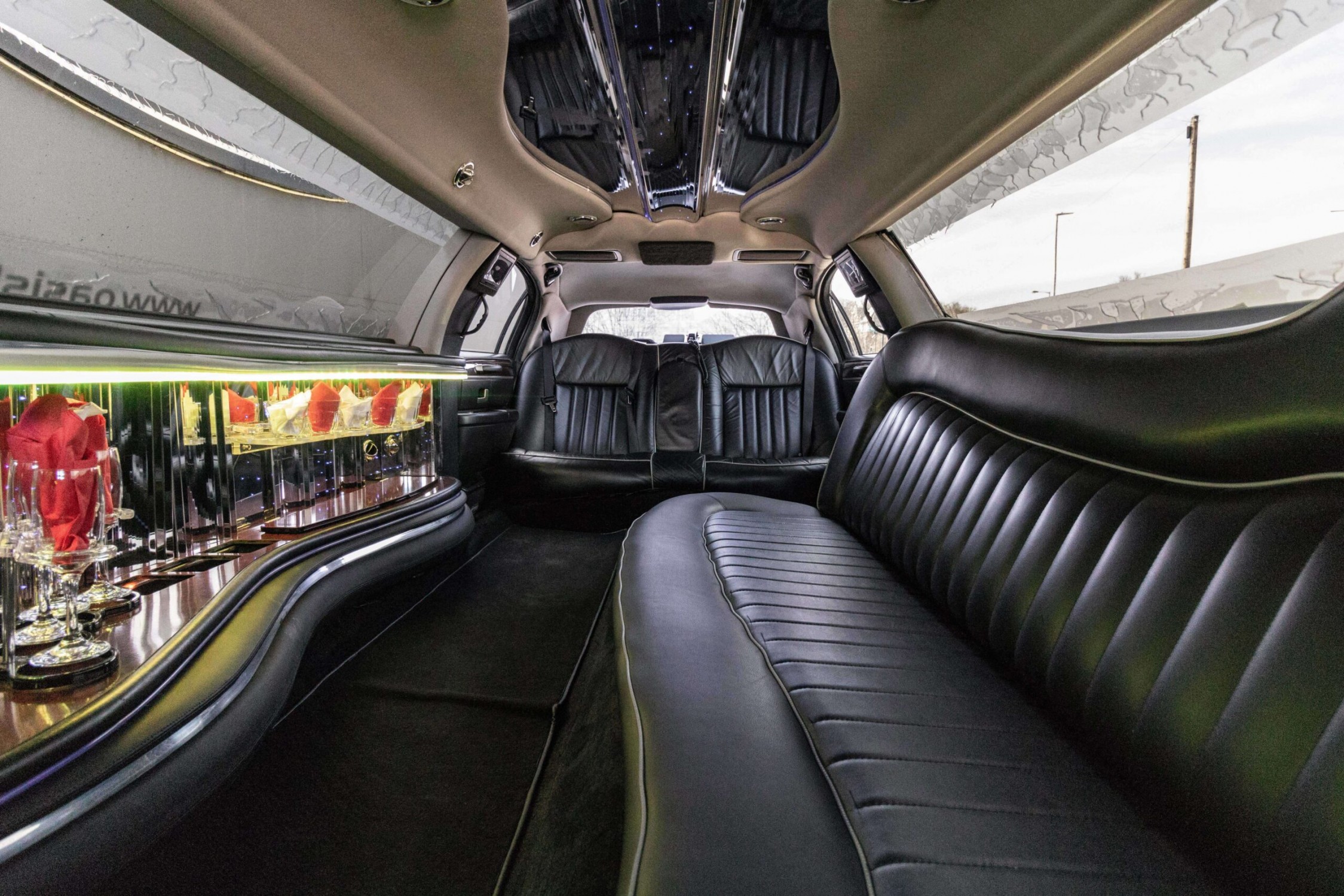 8-Seater White Lincoln Limousine