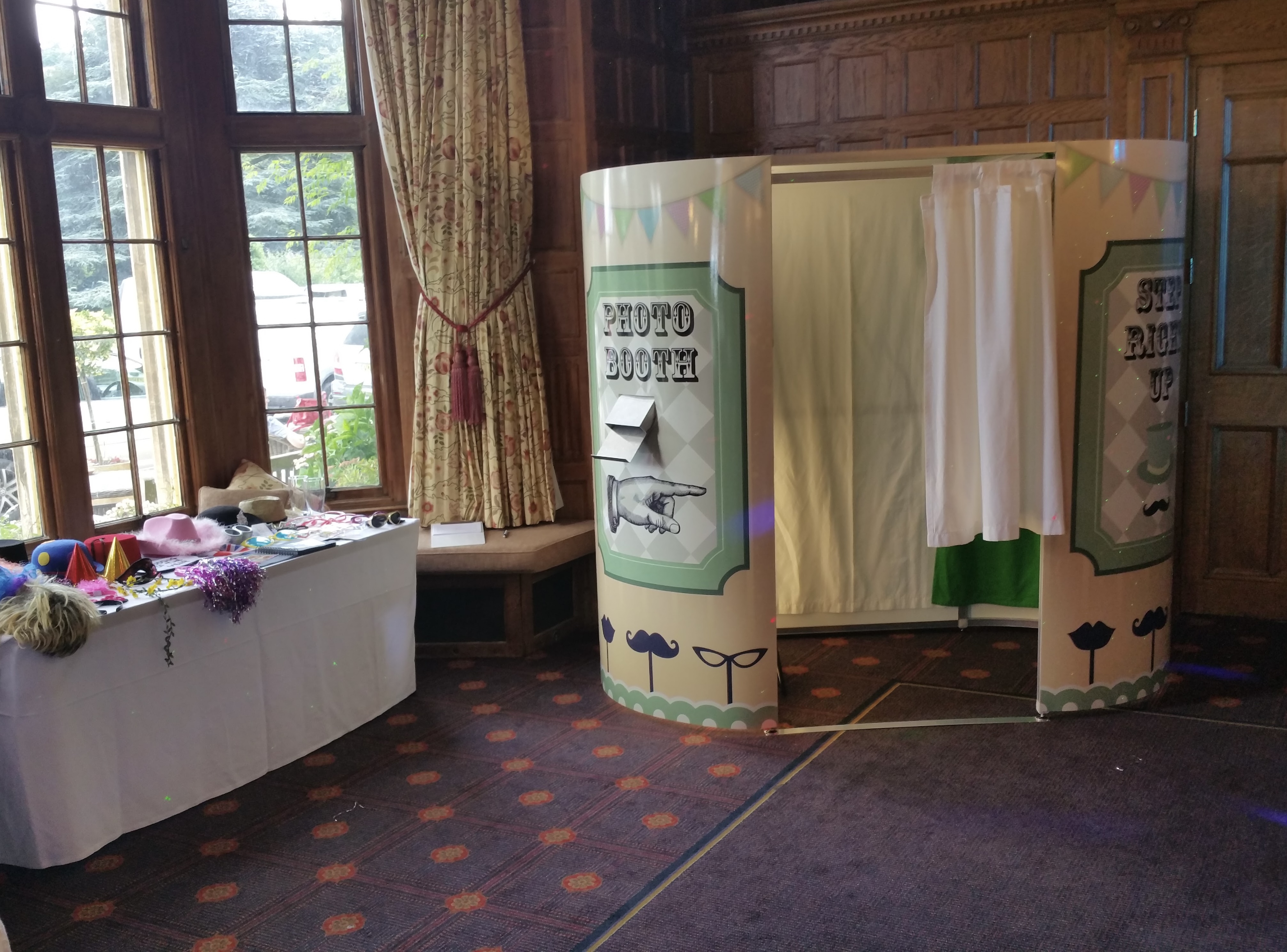 Fun & Stylish Oval Photo Booth with Unlimited Prints