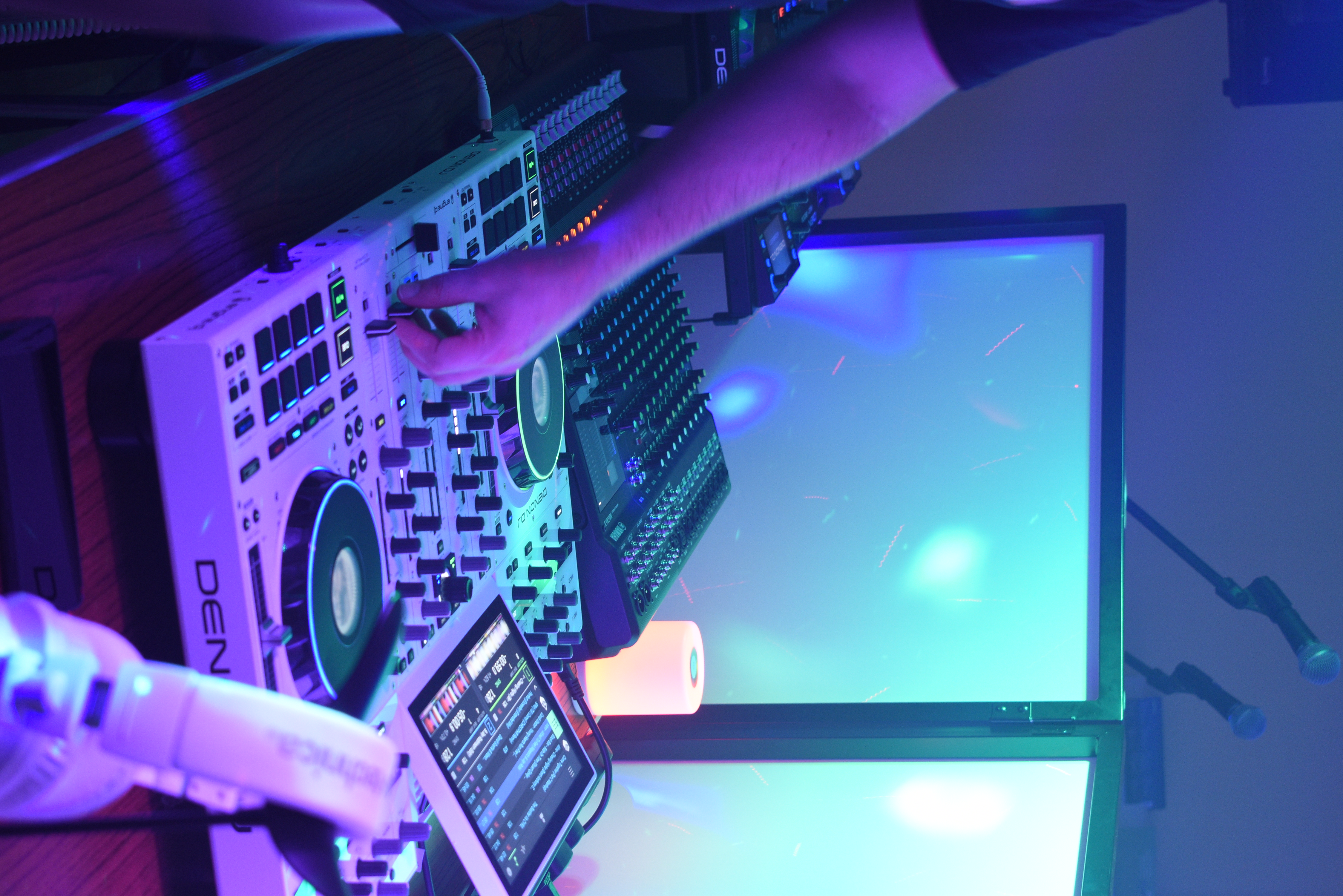 Top DJ SNDFX with Pro Sound, Lighting & More - Let's Dance