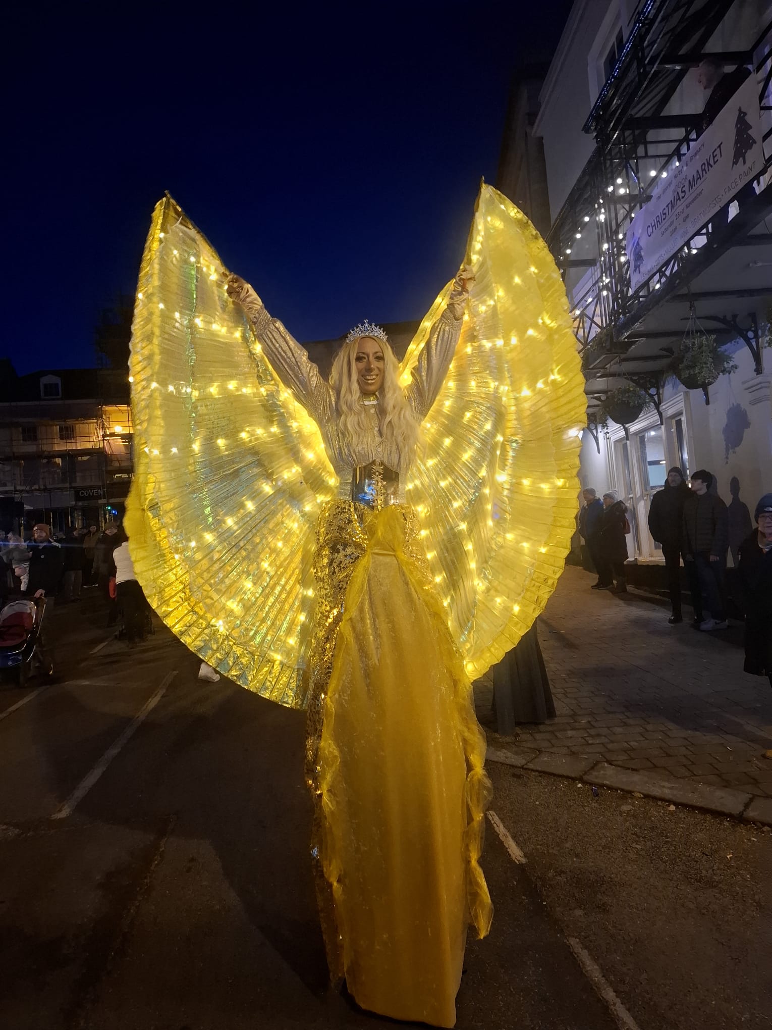 Interactive, Mesmerising & Fun Roaming Stilt Walker