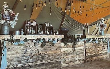 Rustic Style Pop-Up Bar Brings The Magic To You