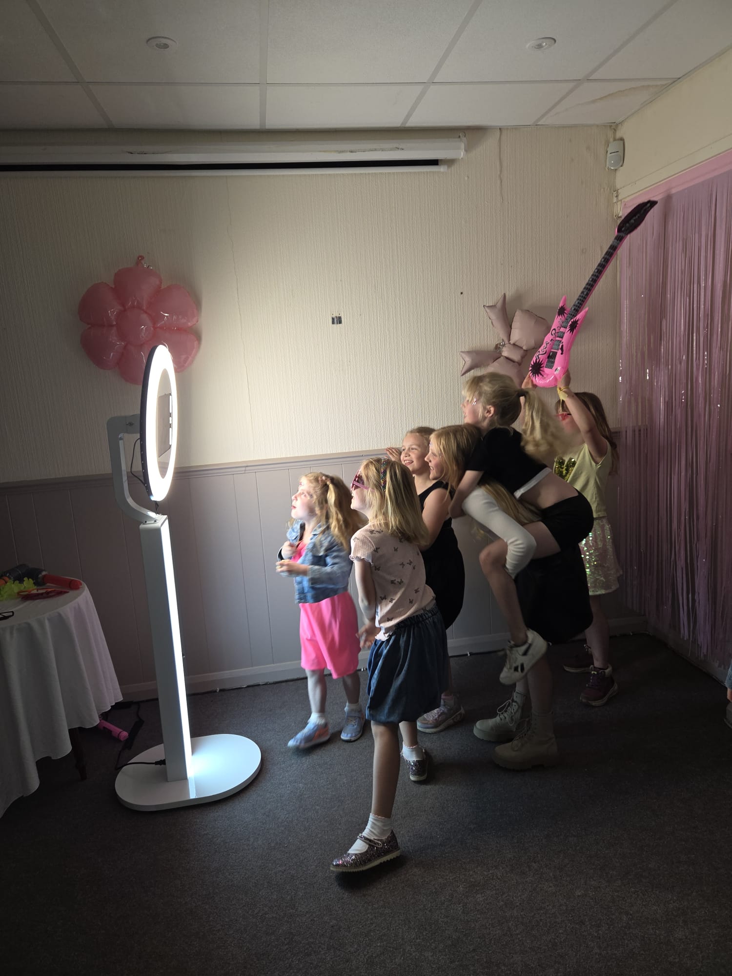 Super Fun Selfie Pod  📸