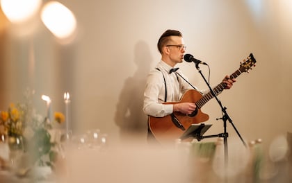 Steven Edwards performs acoustic songs perfect for events!