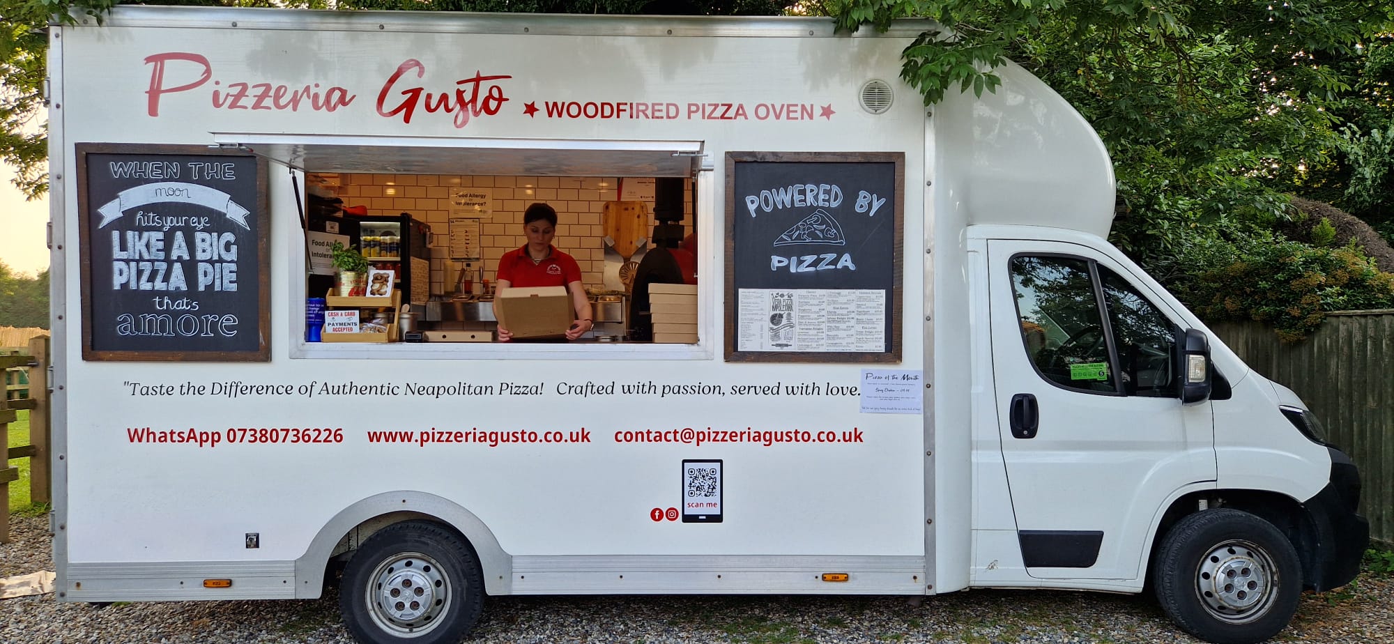 Traditional Wood-Fired Neapolitan Pizza Van for Events