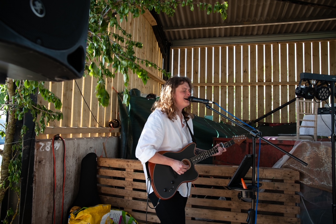 Solo Guitarist & Vocalist Ben Smith with Vast Repertoire