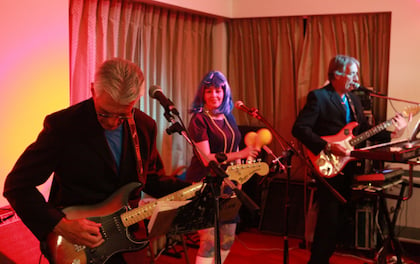 60s Tribute Band Sing Huge Hits from the 1960s