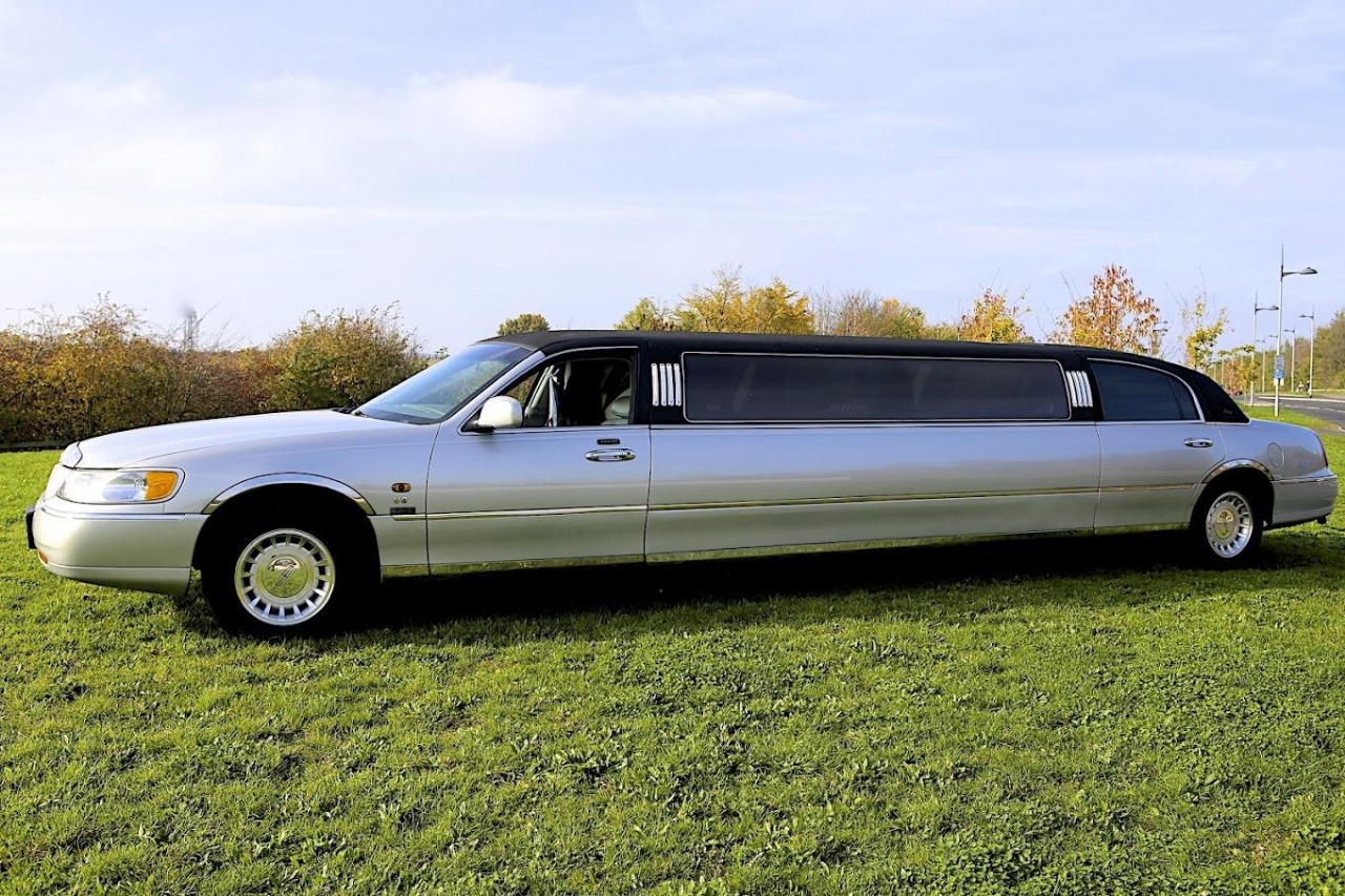 Silver Lincoln 8-Seater Stetch Limousine