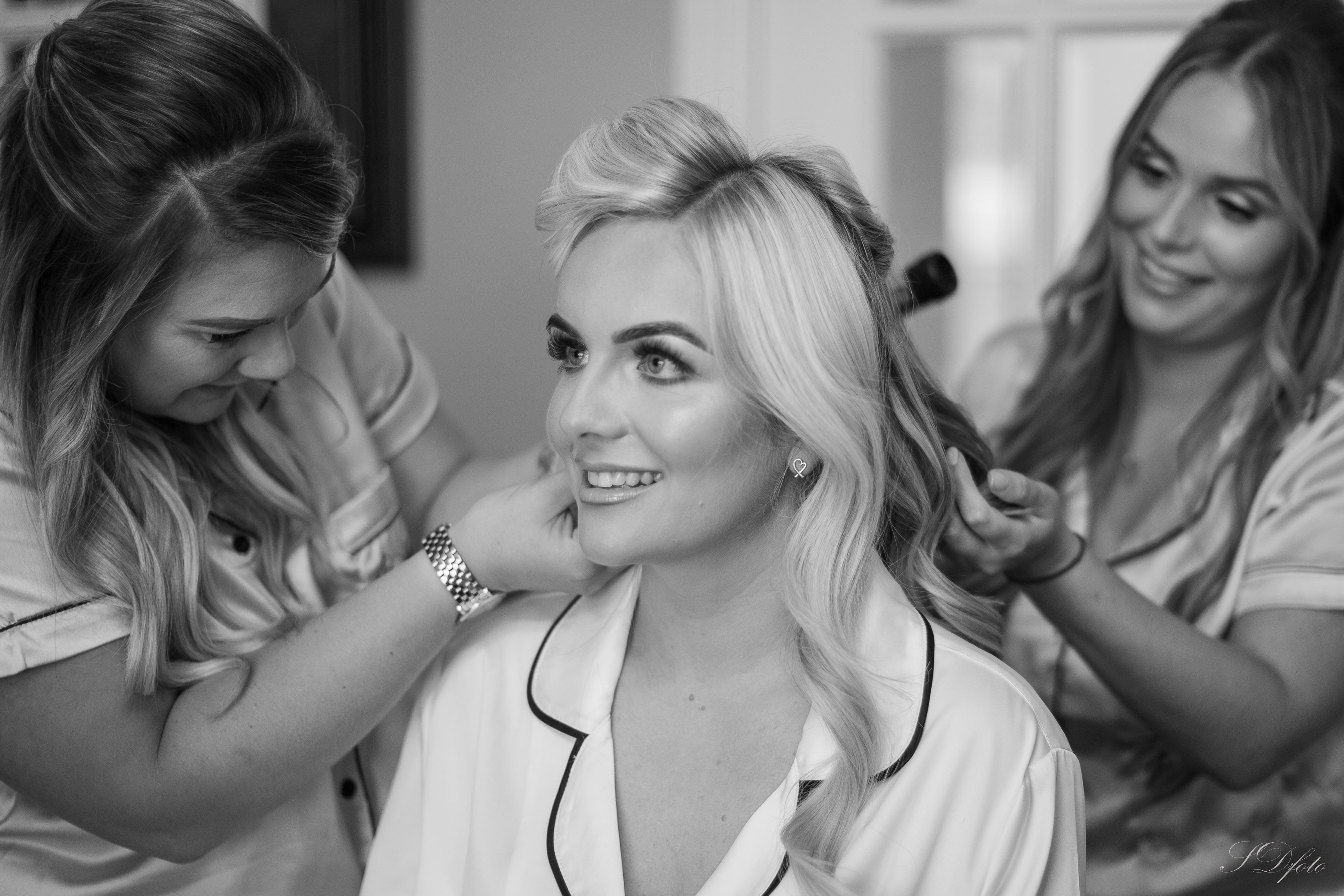 Relaxed Wedding Photographer Capturing The Joy Of Your Day