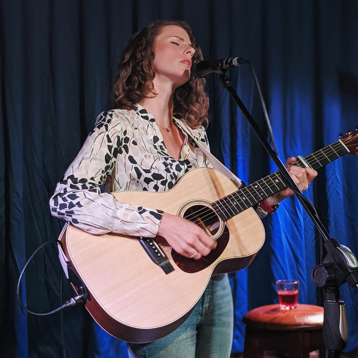 Acoustic Songstress Nicky Phillips Performs Covers to Upbeat Vibes