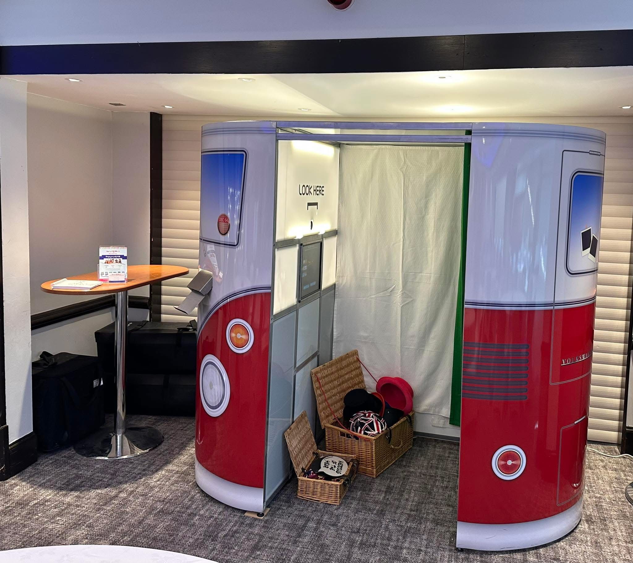 Fun & Stylish Oval Photo Booth with Unlimited Prints