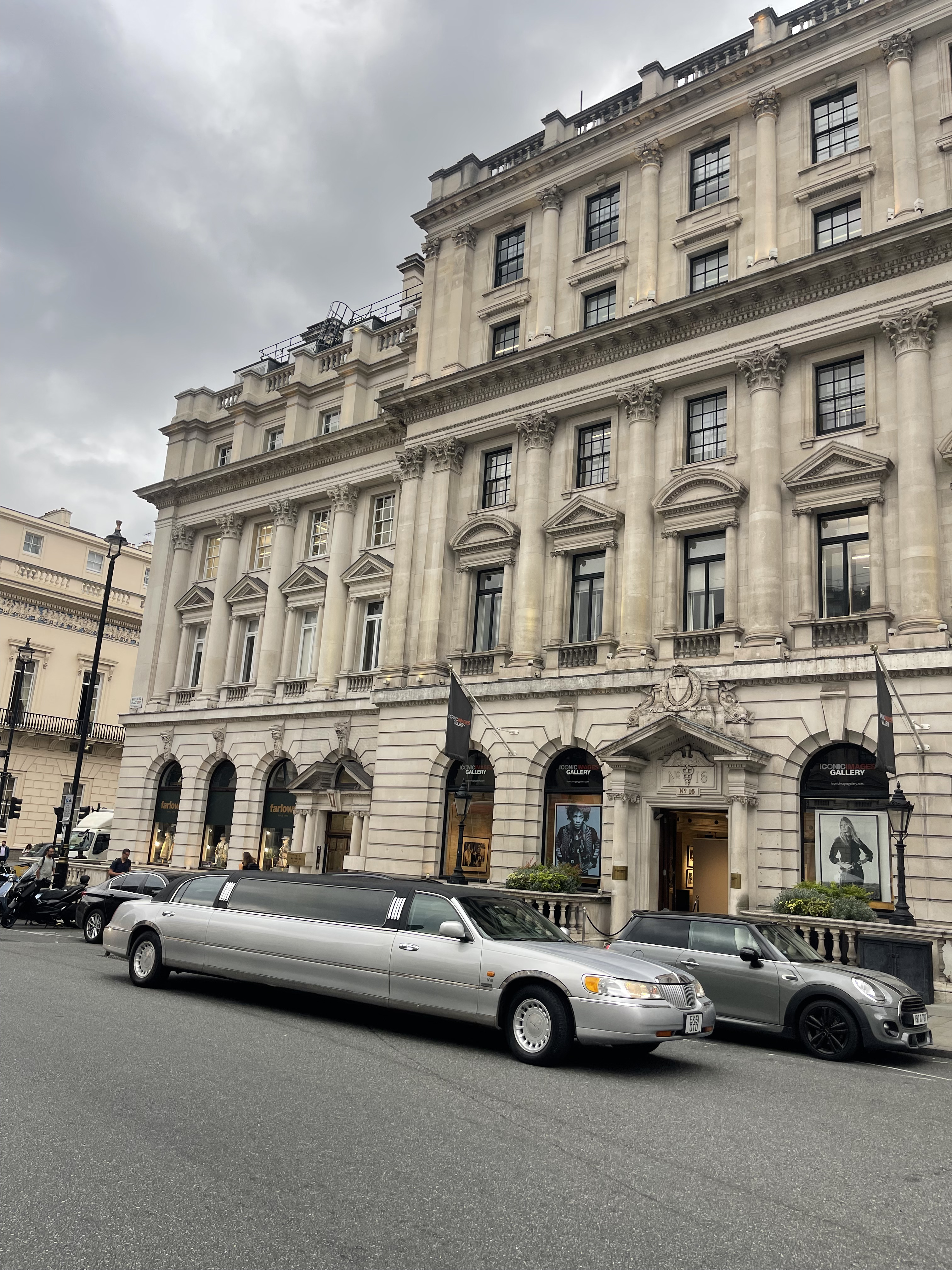 Silver Lincoln 8-Seater Stetch Limousine