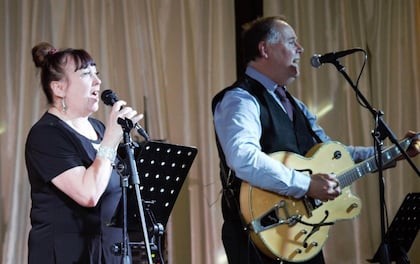 Acoustic Vocal & Harmony Duo '2BEATZ' Play Hits From Across The Decades