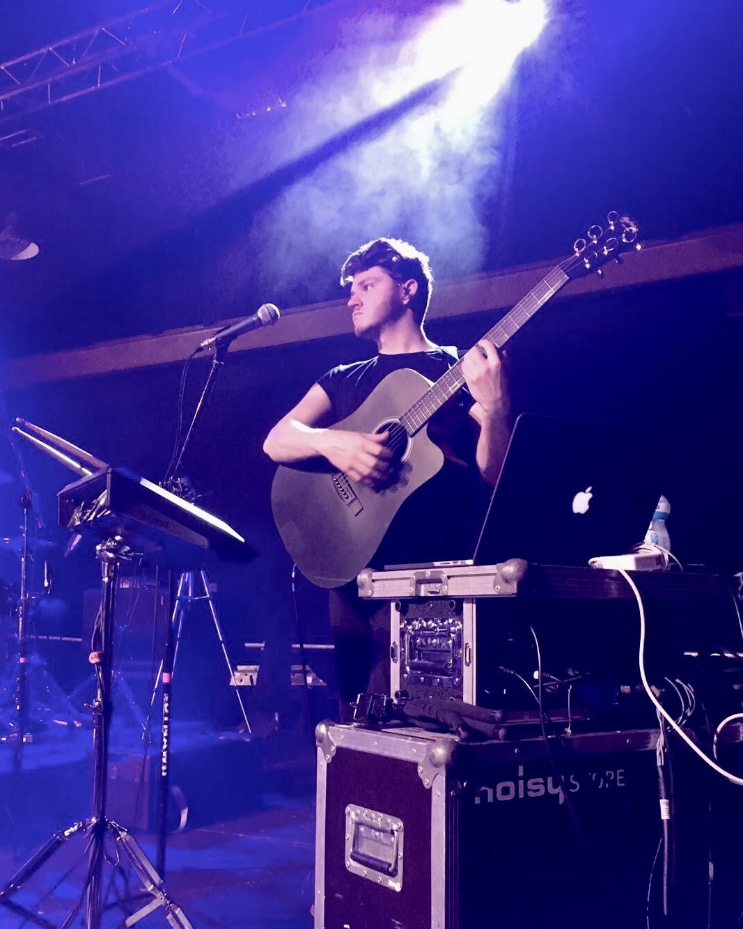 'Genre Fluid' Singing Guitarist Brings High Energy to Acoustic World