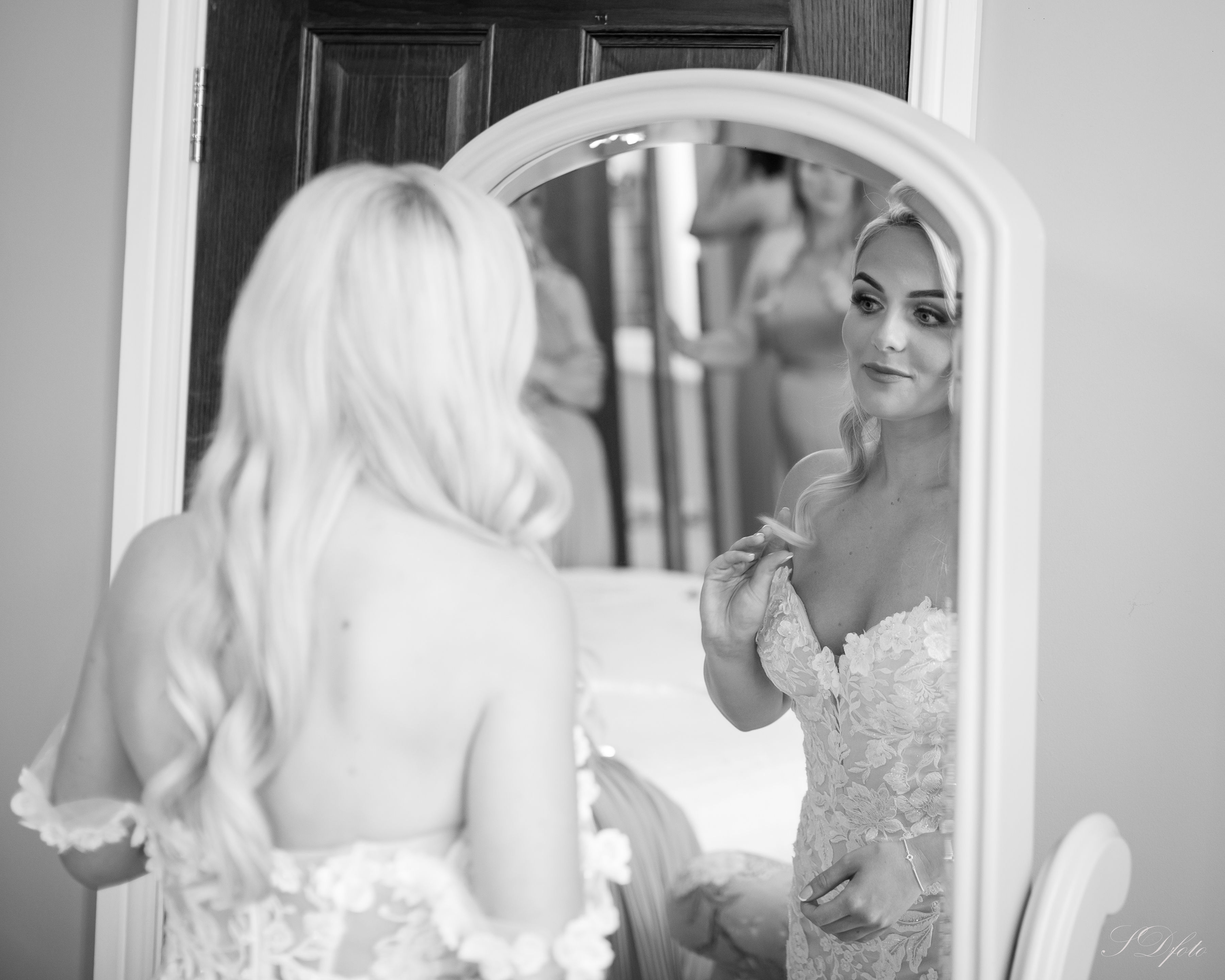 Relaxed Wedding Photographer Capturing The Joy Of Your Day