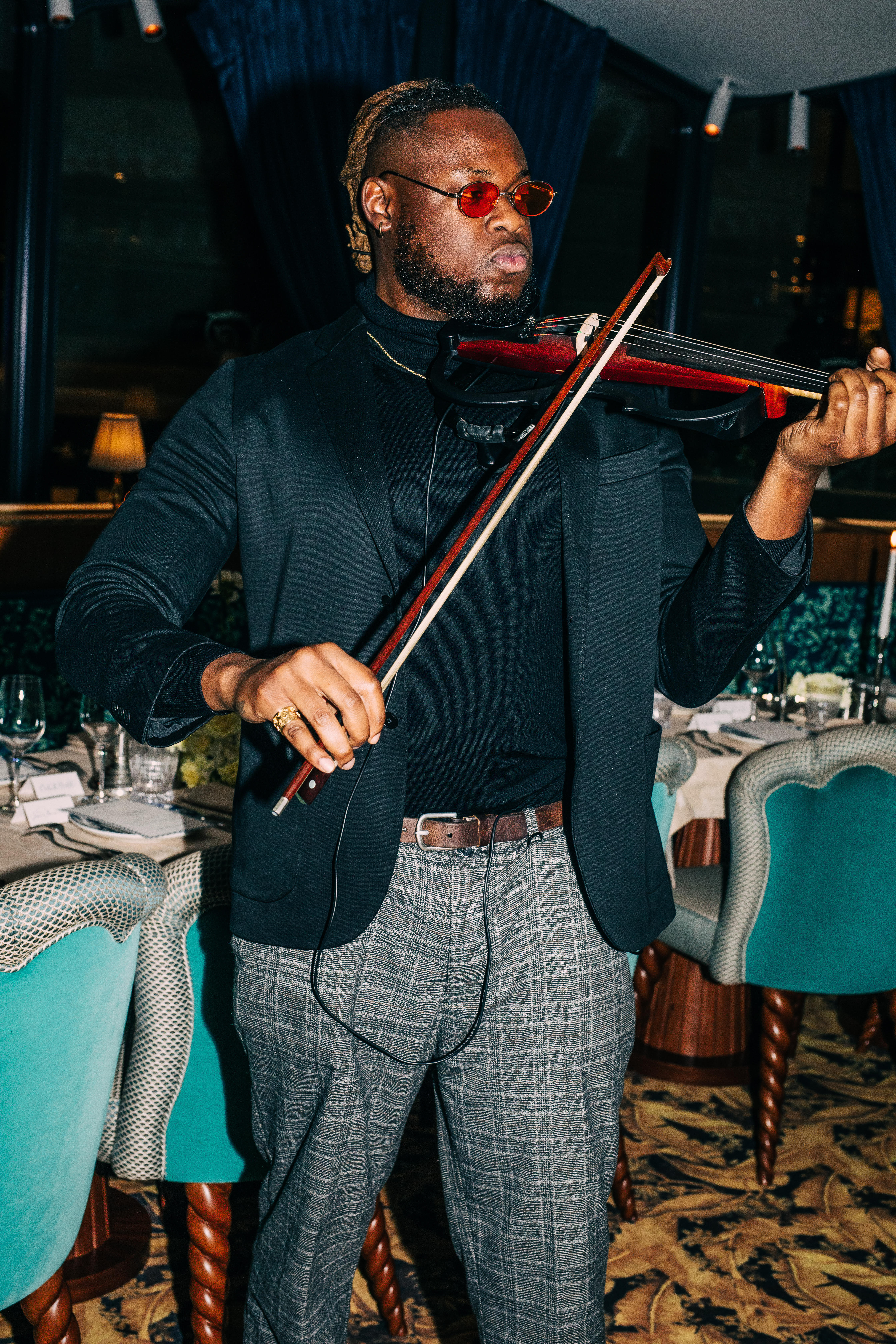 "4STRINGSZ" The Vogue Violinist