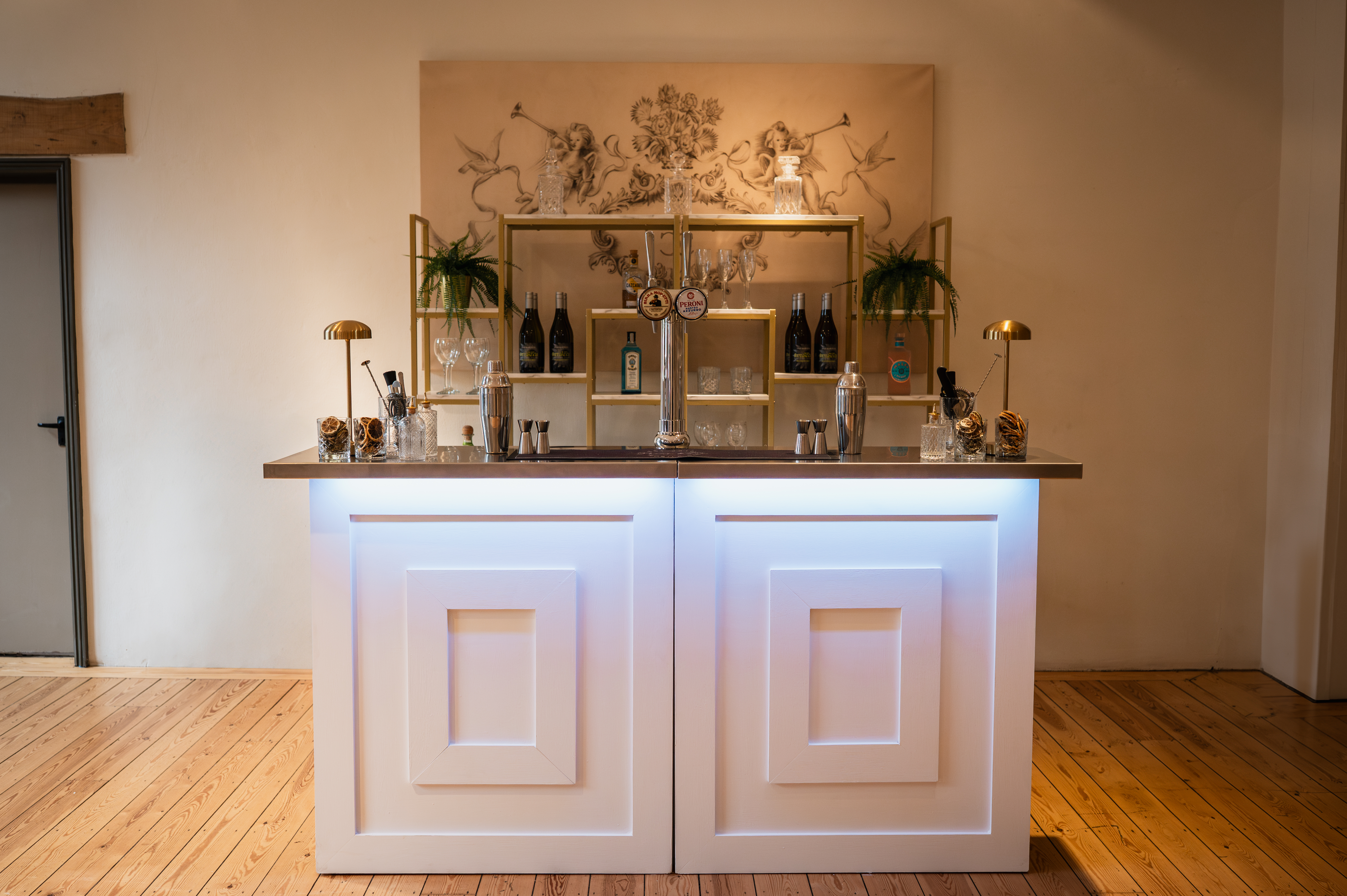 Beautiful Pop-Up Bar With Vast Menu Options