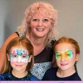 Snazzy Roo Face Painting & Glitter