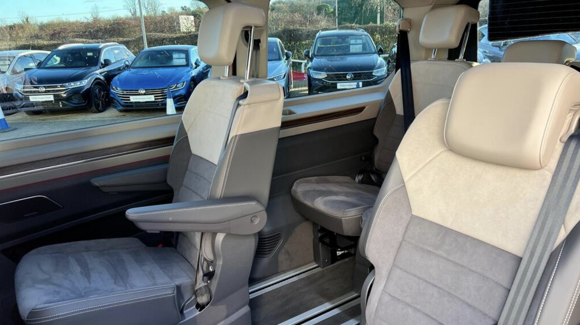 Luxury Volkswagen Multivan – 6 Passenger Chauffeur Service