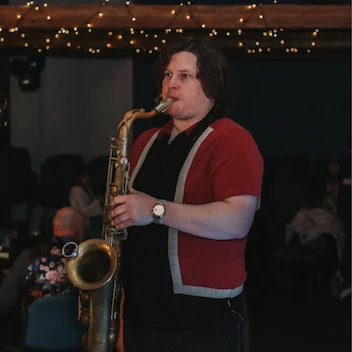 Dom Saxophonist