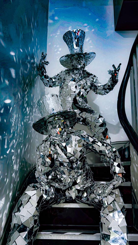 Amazing Mirror Men To Dazzle Your Guests