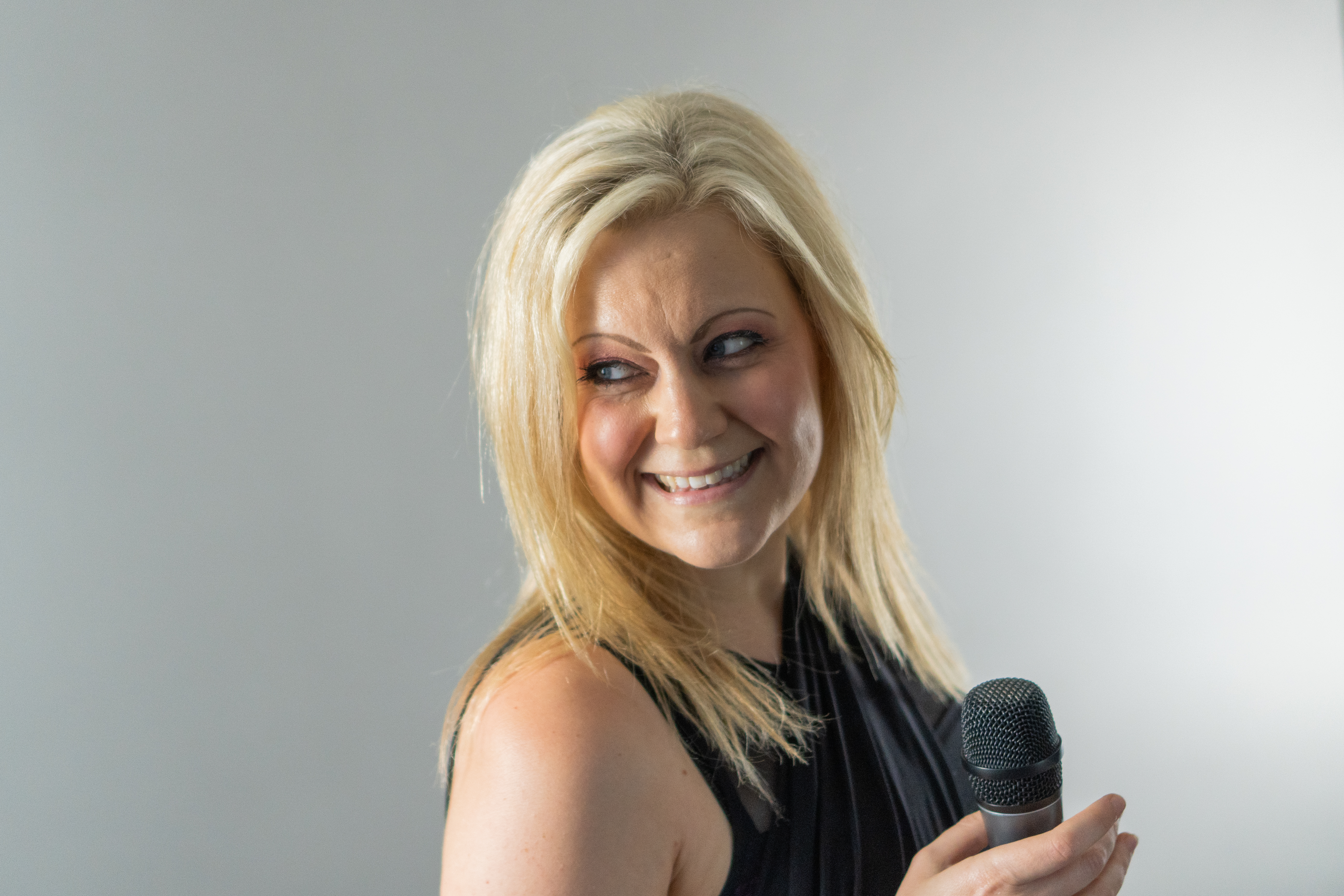 Tracy - Solo Wedding & Events Singer Covering a Huge Range of Styles