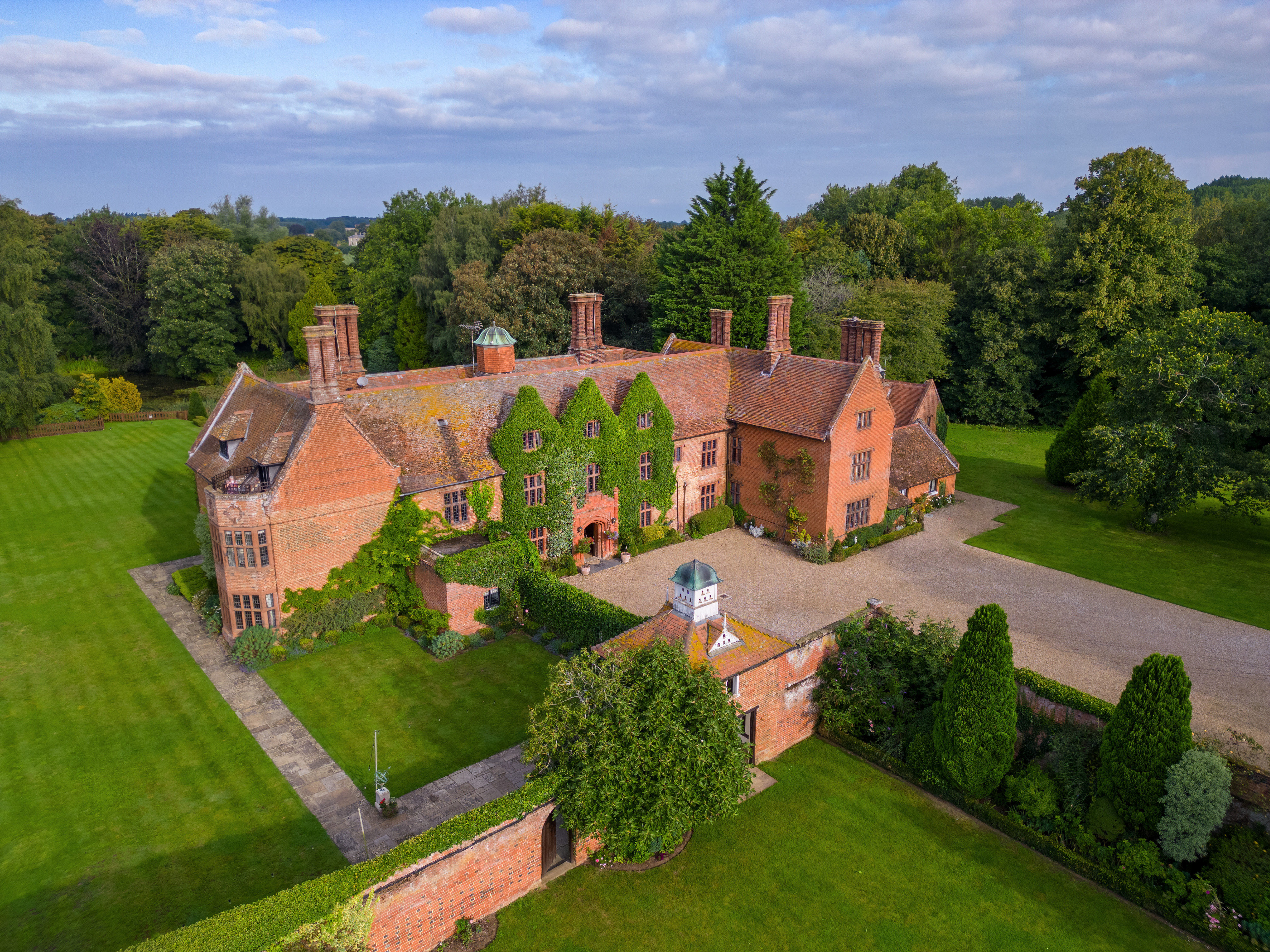 Creative, Vibrant & Relaxed Wedding Photography Duo