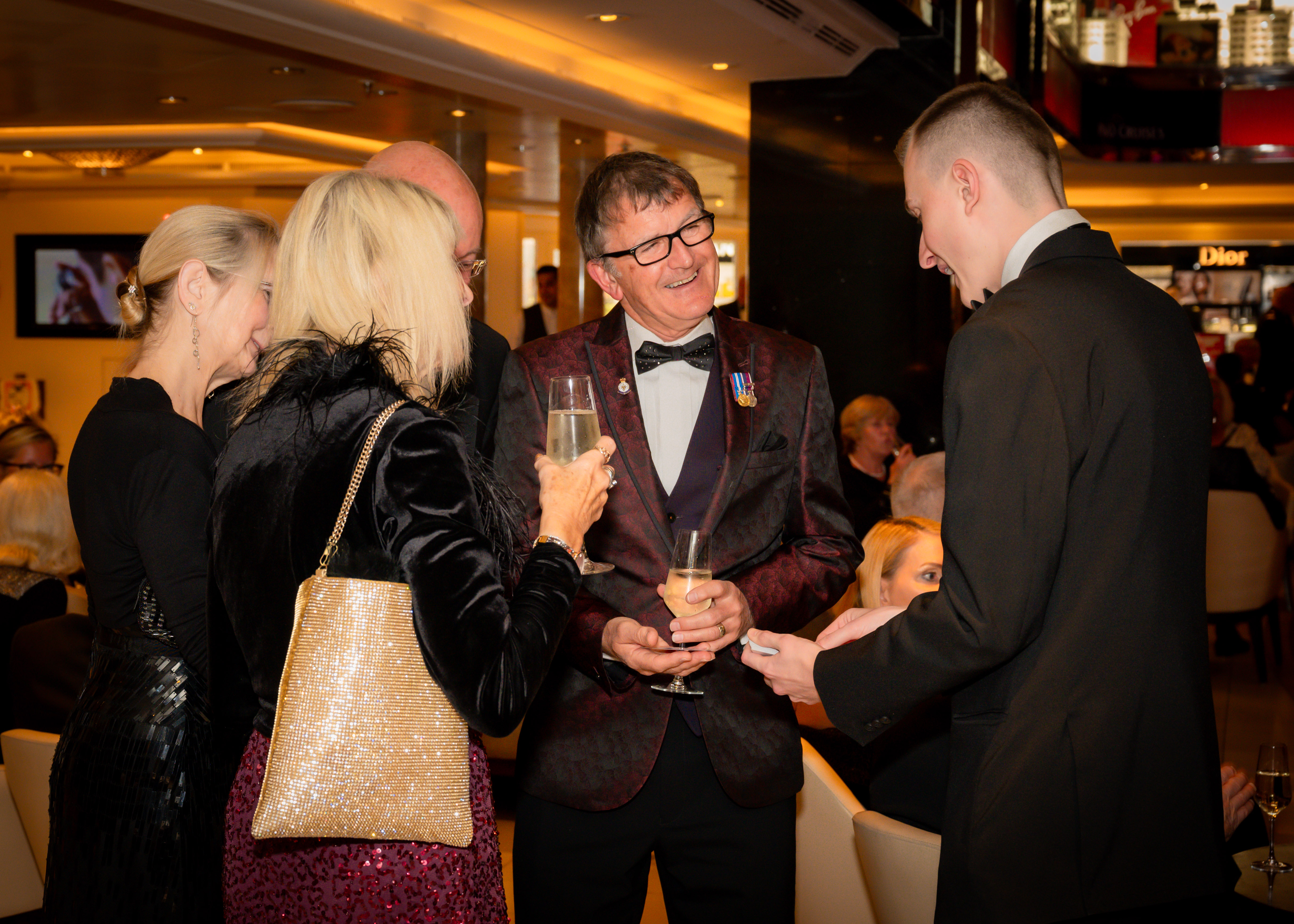 Impossible Close-Up Magic for Weddings, Corporate Events & Birthdays