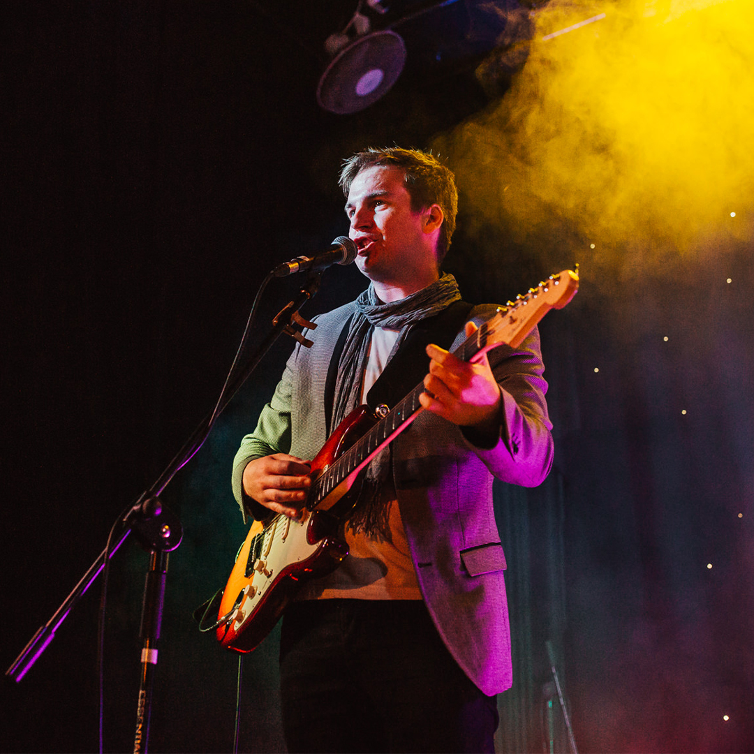 Shane Performs Fresh Mix Of Classics