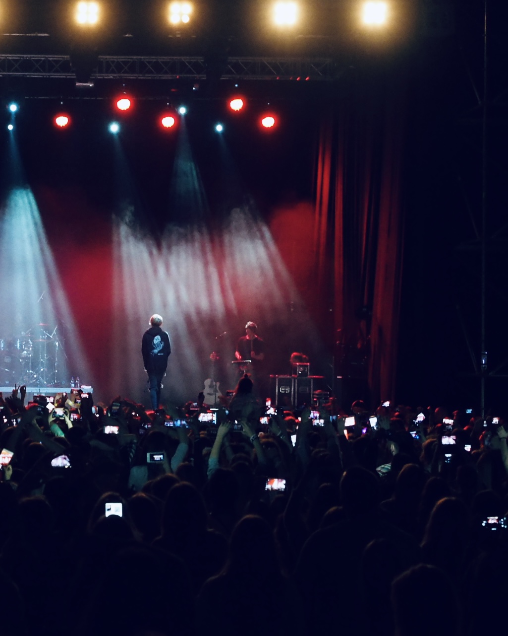 'Genre Fluid' Singing Guitarist Brings High Energy to Acoustic World