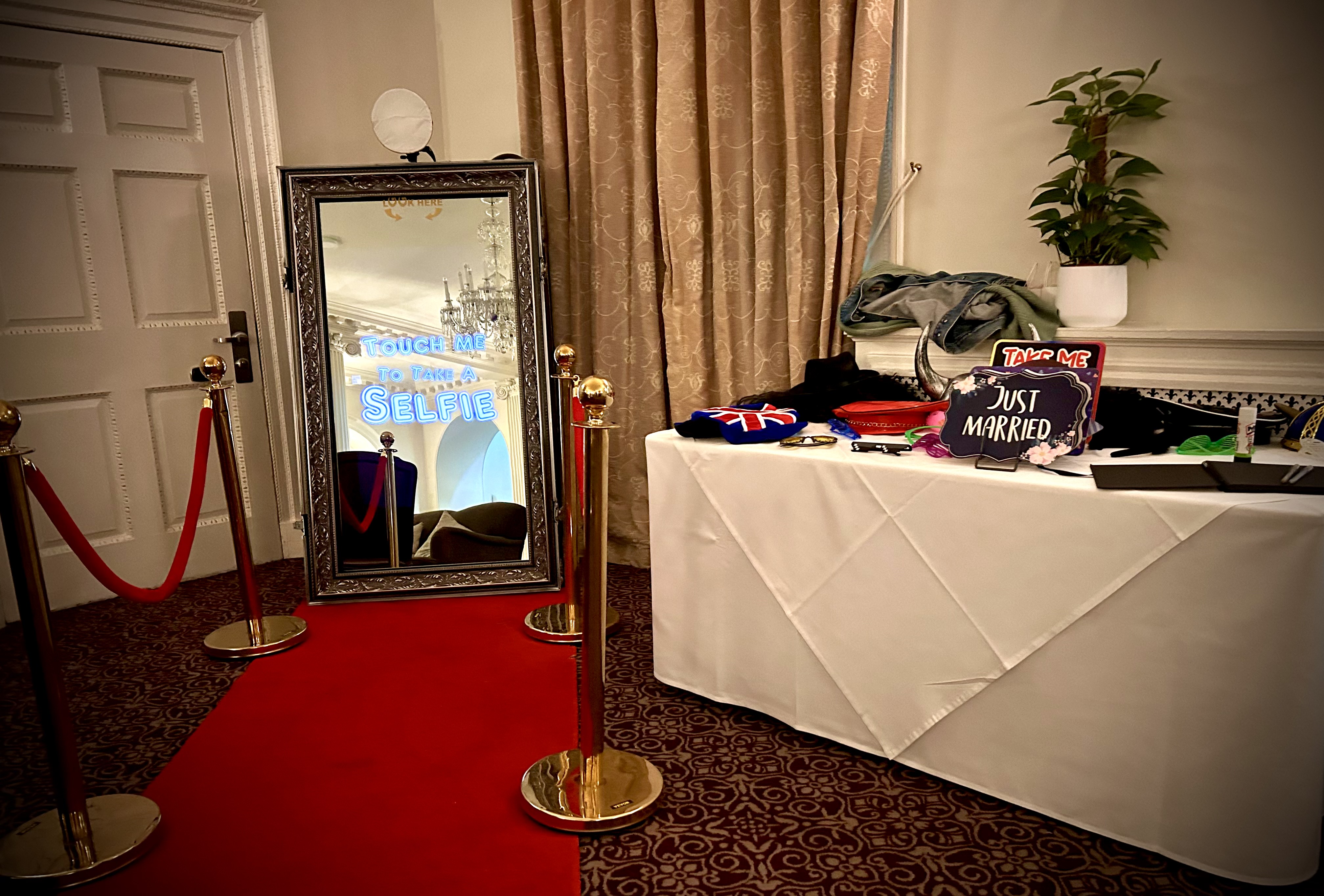 Magic Mirror - Sign, Snap, Print!