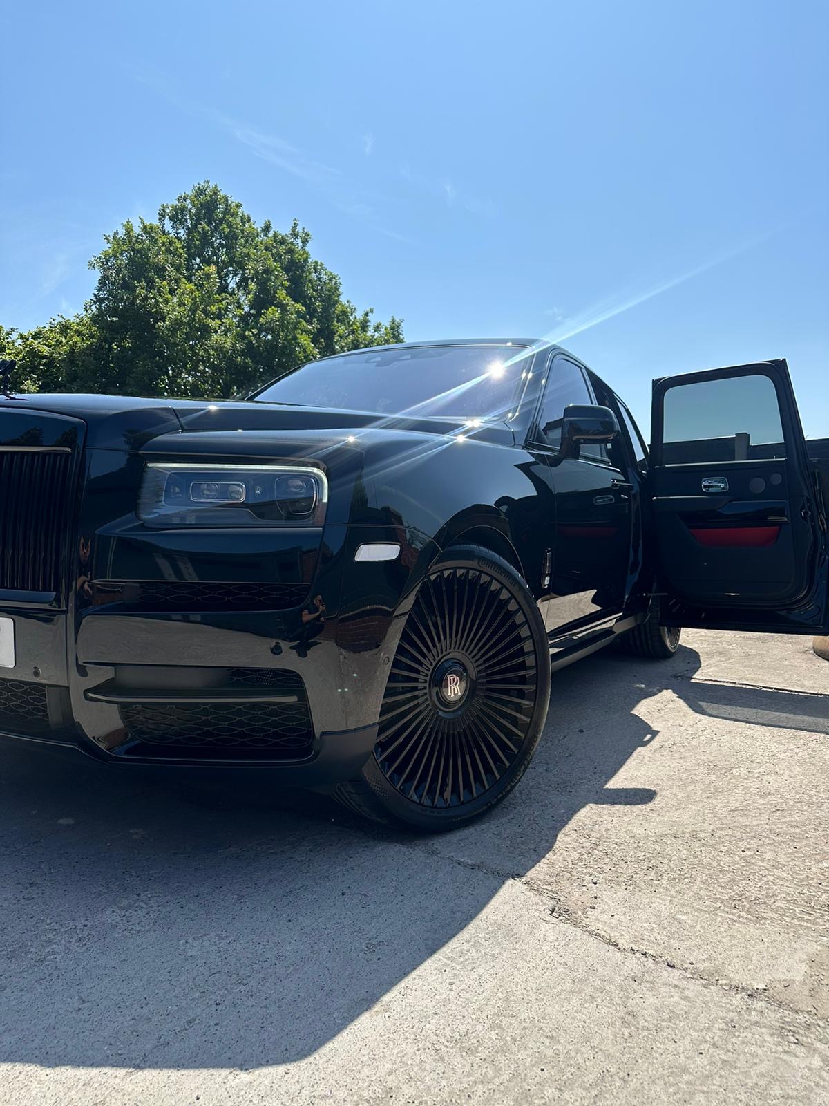 Luxury Black Rolls Royce Cullinan 4x4