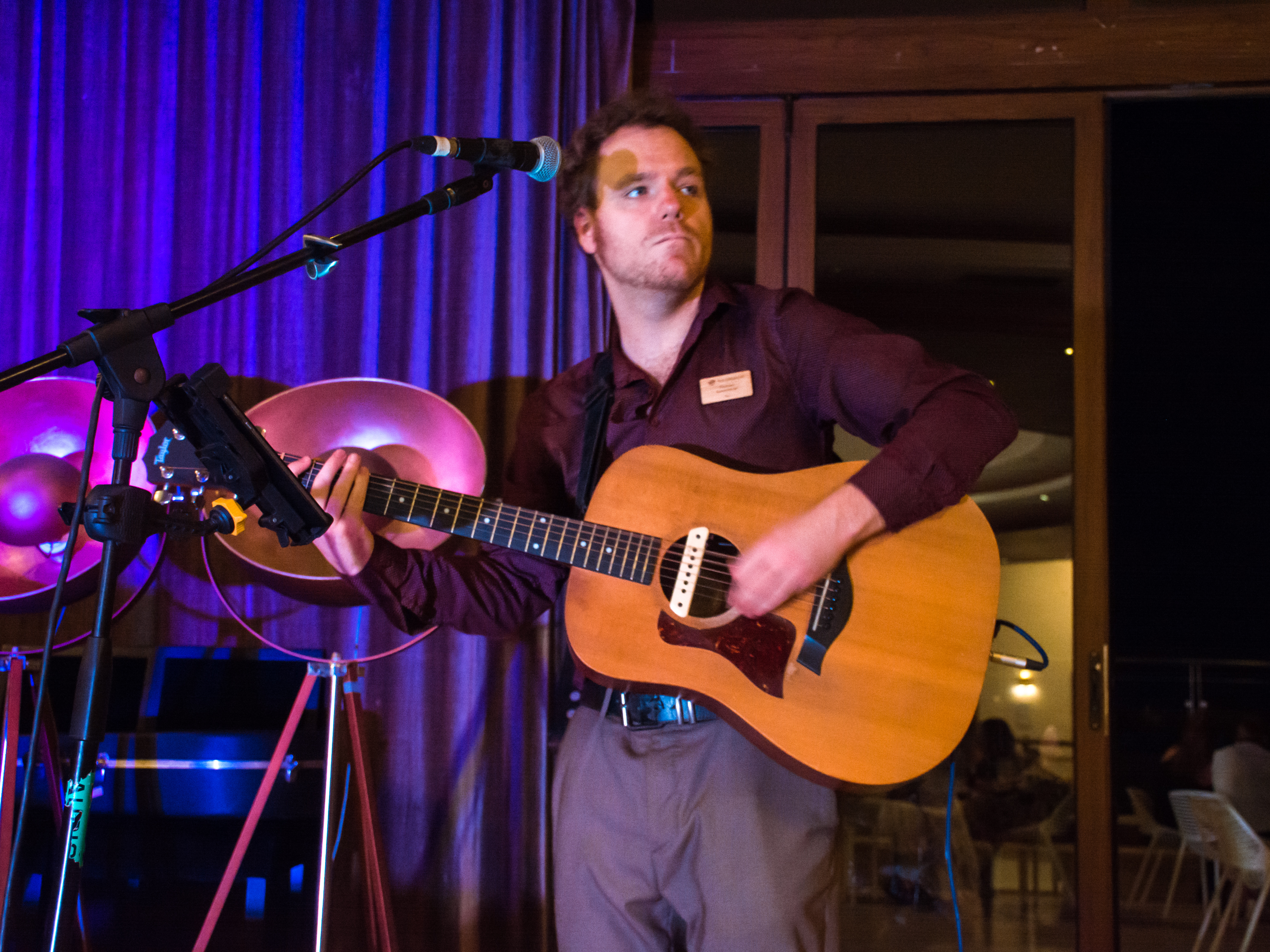 Acoustic Singer Tom Favell with Uptempo Songs from Across the Decades