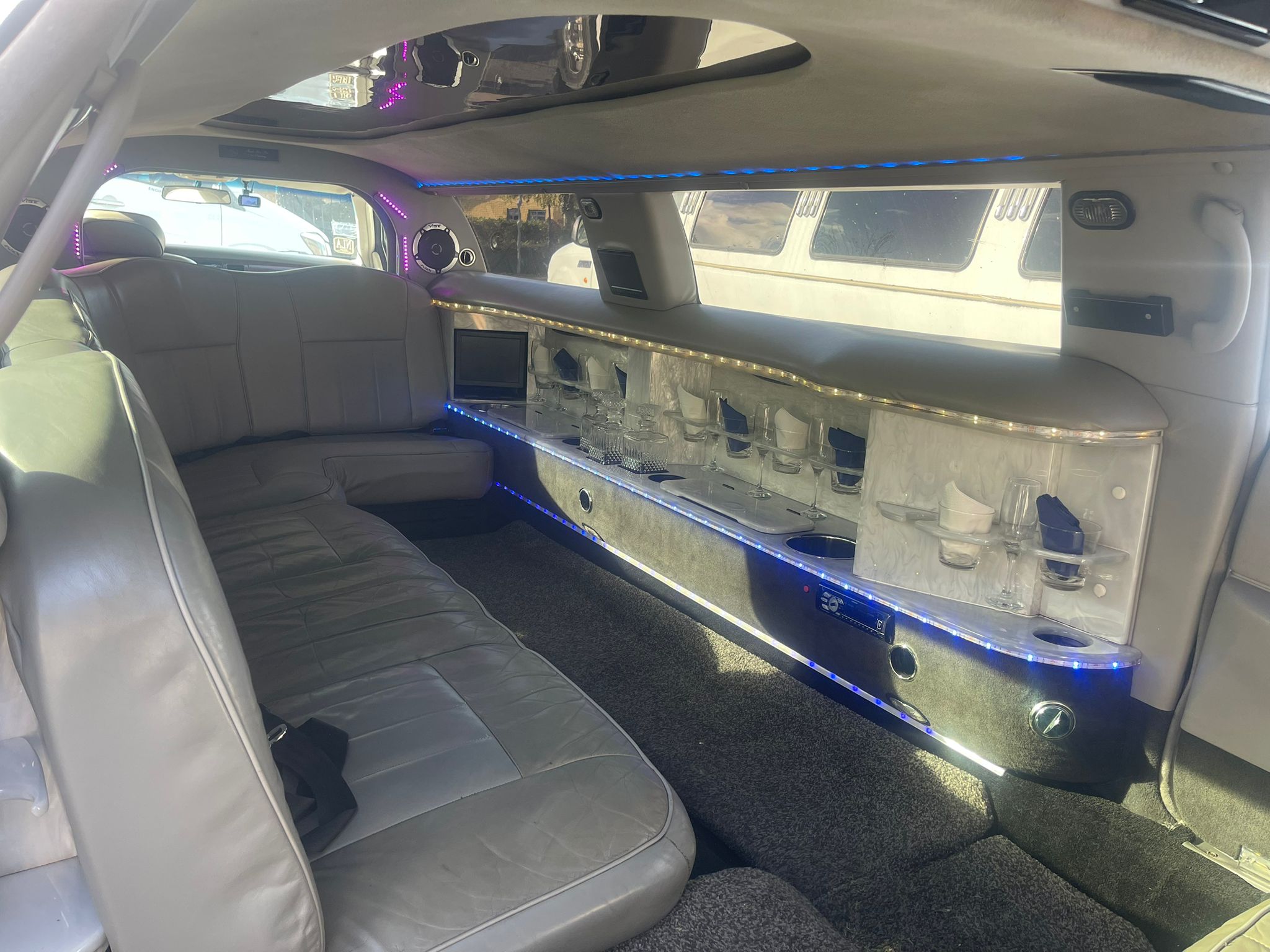 White Lincoln 8-Seater Stretch Limousine
