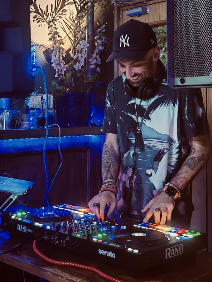 DJ Lucky Evi – London DJ Who Reads the Room and Fills the Dancefloor