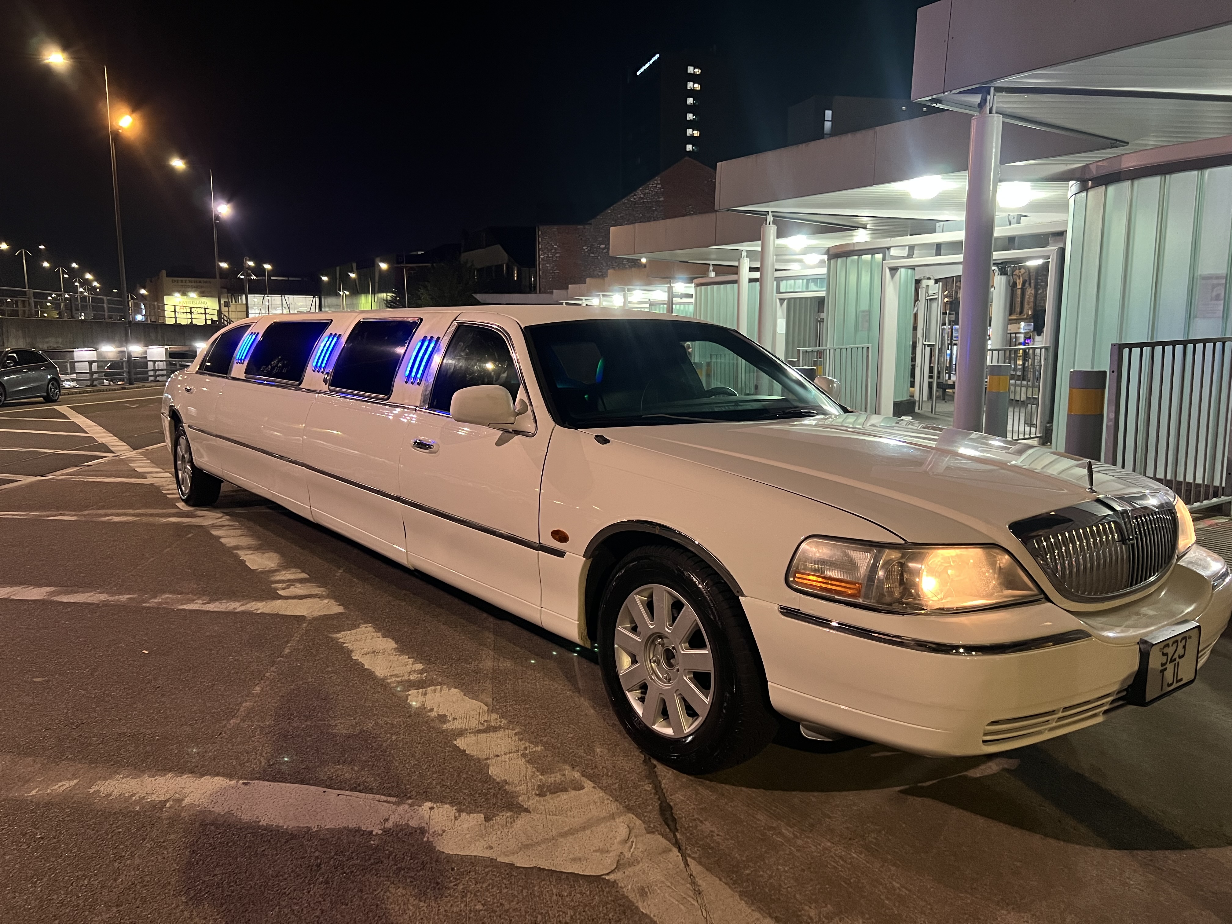 Lincoln Town Car Strech with Bridal Door