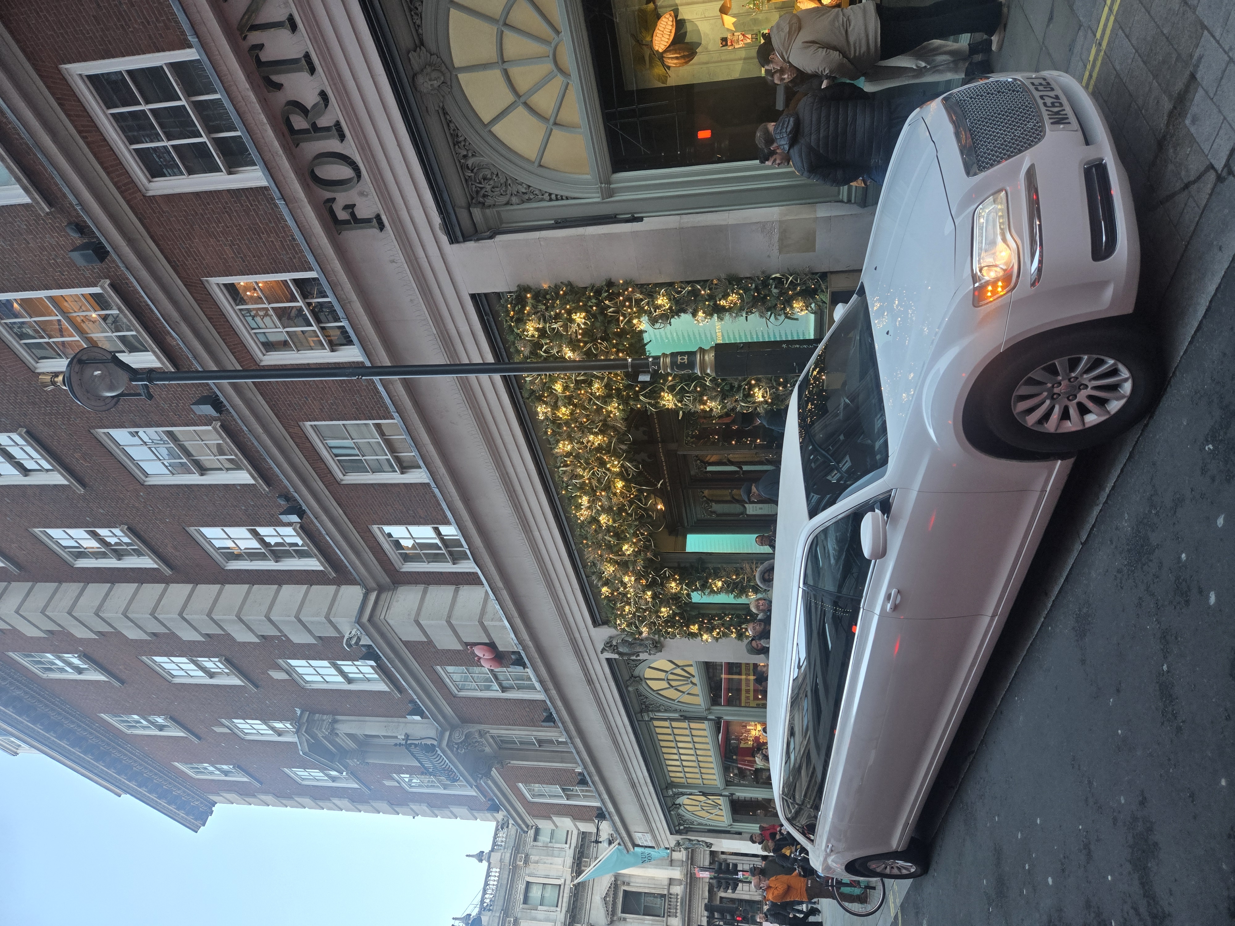 NEW SHAPE White Baby Bentley Chrysler Limousine